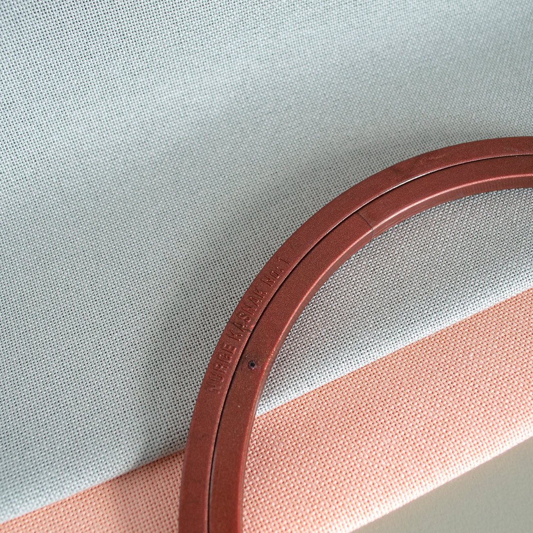 Nurge Screwless Plastic Hoop: Lightness and Firmness for Your Embroidery Projects