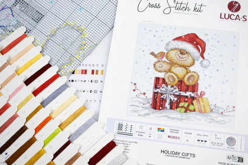 Luca-S B1431 – Holiday Gifts | Kit de punto de cruz navideño con osito y regalos