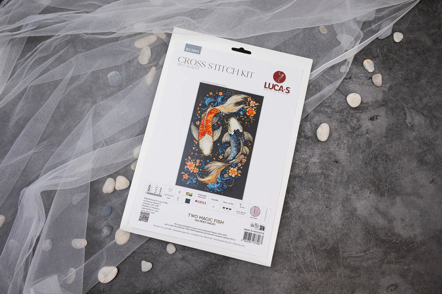Luca-S BU5091 – Two Magic Fish | Kit de punto de cruz con peces koi sobre fondo oscuro