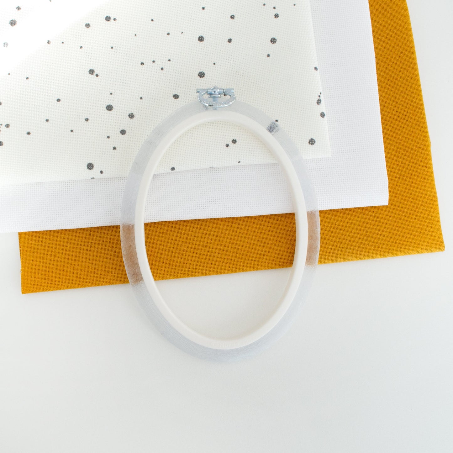 Nurge Oval Flexi Hoop Frame (Clear): Showcase Your Embroidery with Modern Elegance