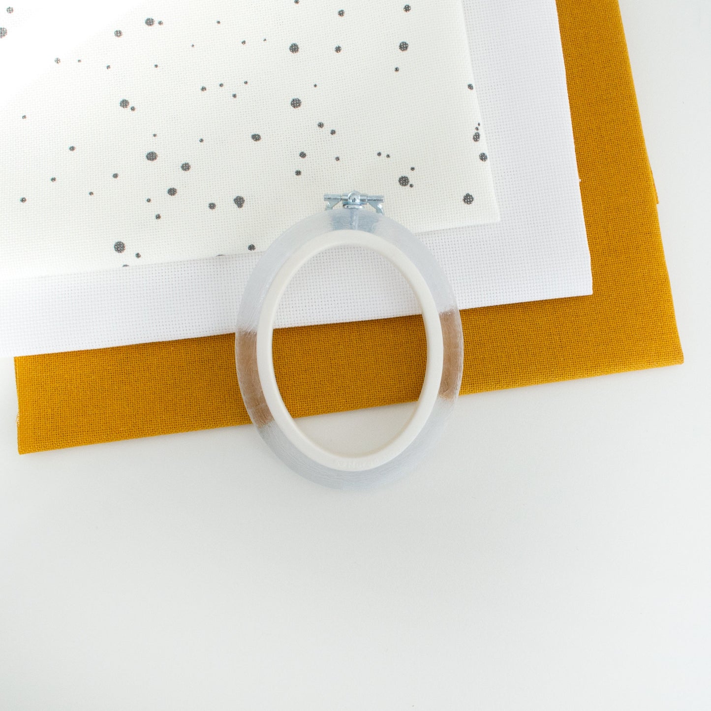 Nurge Oval Flexi Hoop Frame (Clear): Showcase Your Embroidery with Modern Elegance