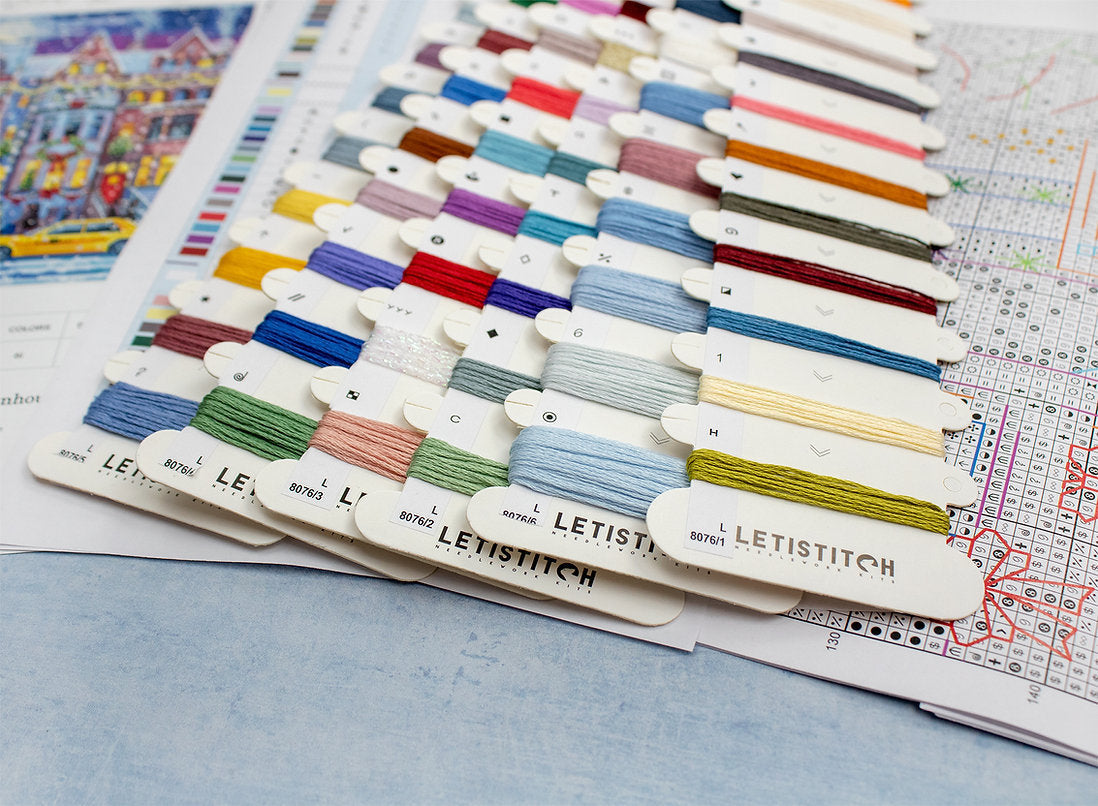 Kit de punto de cruz "Winter Townhouse" de Letistitch L8076