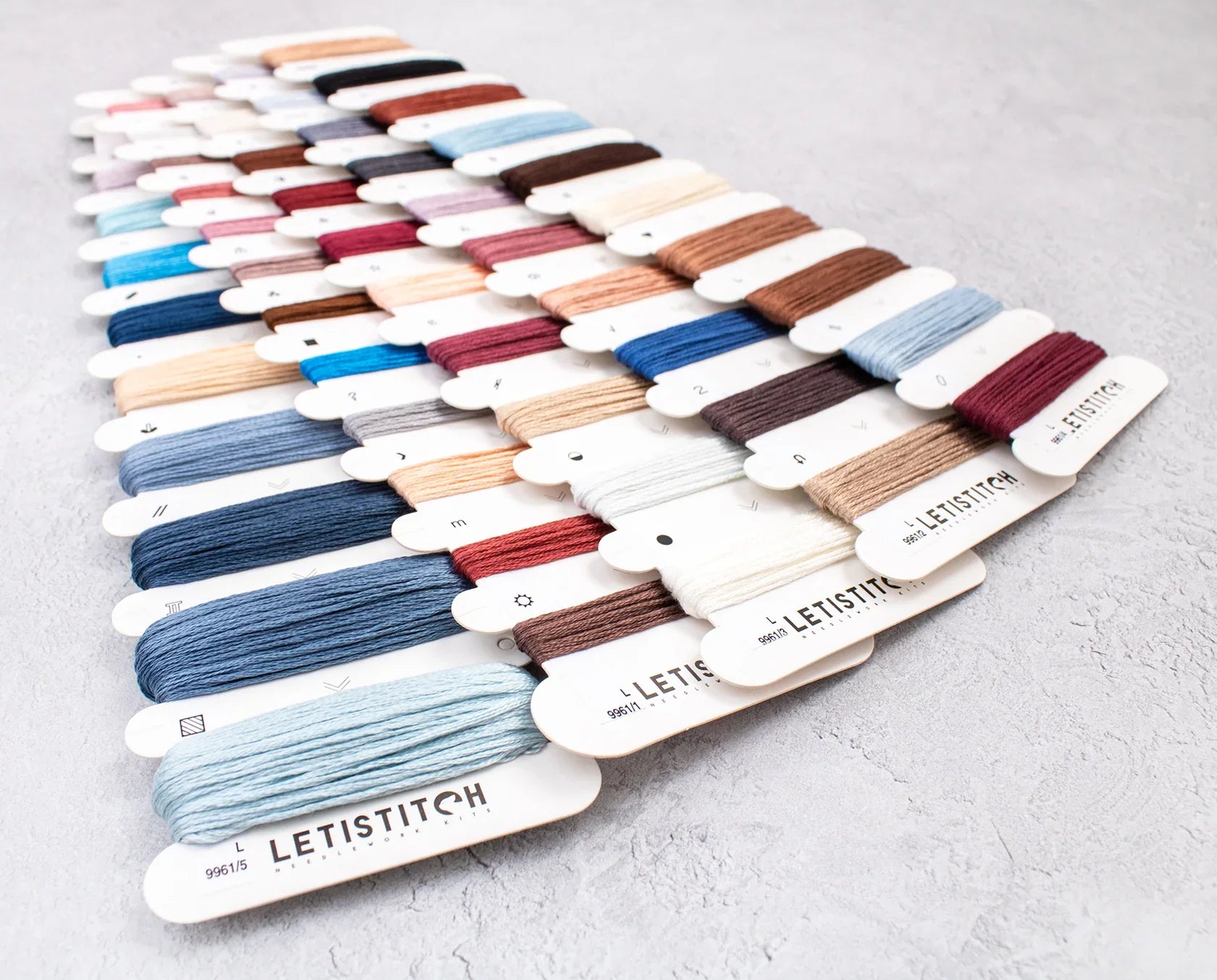 Kit de bordado LetiStitch Hearts Over Kings, hilos organizados por colores incluidos