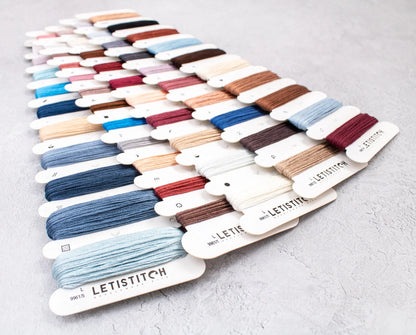 Kit de bordado LetiStitch Hearts Over Kings, hilos organizados por colores incluidos