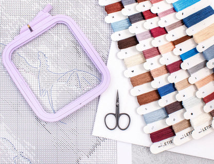 Detalle del esquema del kit de punto de cruz LetiStitch Hearts Over Kings L9961