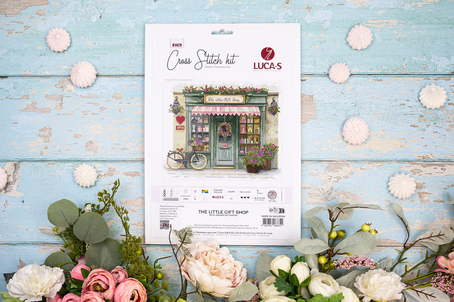 Luca-S B1429 – The Little Gift Shop | Kit de punto de cruz con tienda de regalos romántica