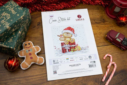 Luca-S B1431 – Holiday Gifts | Kit de punto de cruz navideño con osito y regalos