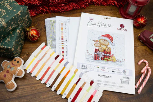 Luca-S B1431 – Holiday Gifts | Kit de punto de cruz navideño con osito y regalos