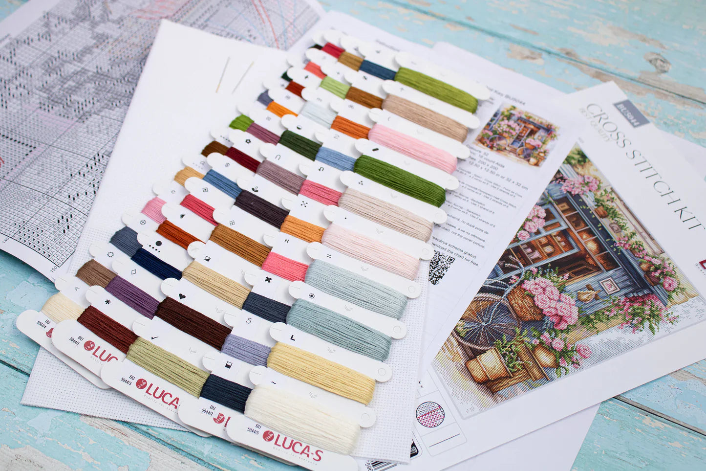Materiales incluidos en el kit de punto de cruz Luca-S Floristería Encantada BU5044