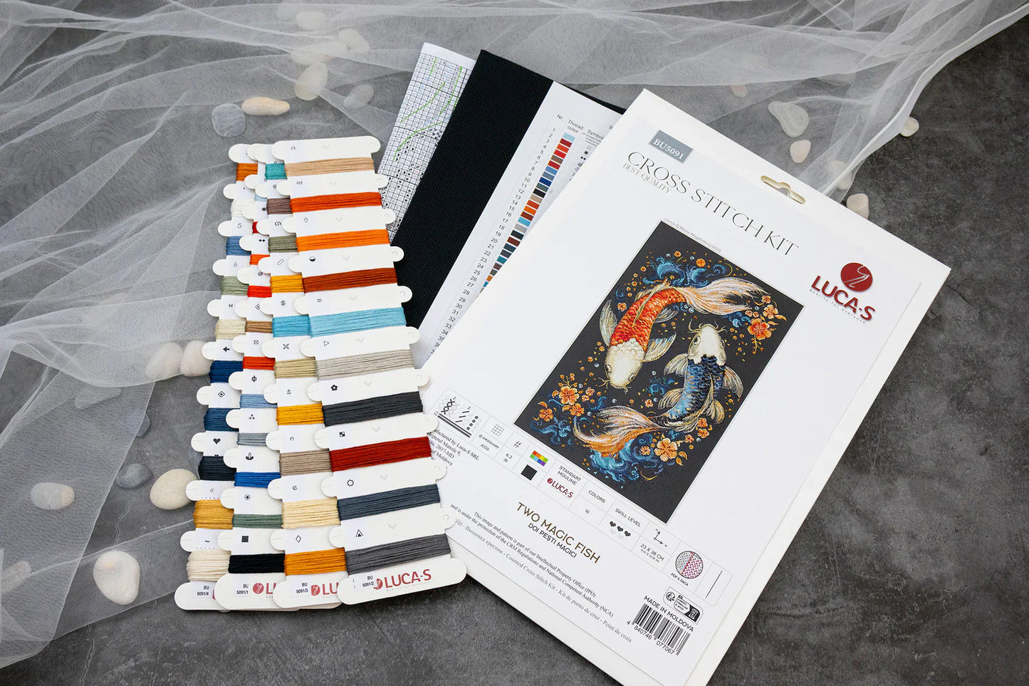 Luca-S BU5091 – Two Magic Fish | Kit de punto de cruz con peces koi sobre fondo oscuro