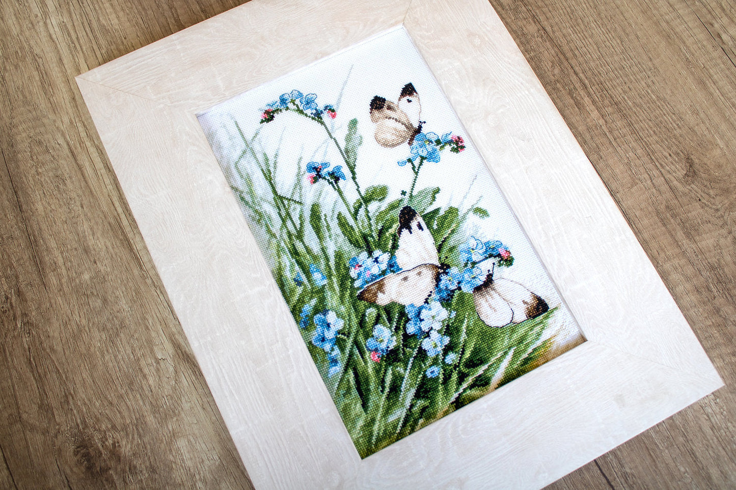 LETI 939 Butterflies and bluebird flowers - Kit de Punto de Cruz LETISTITCH