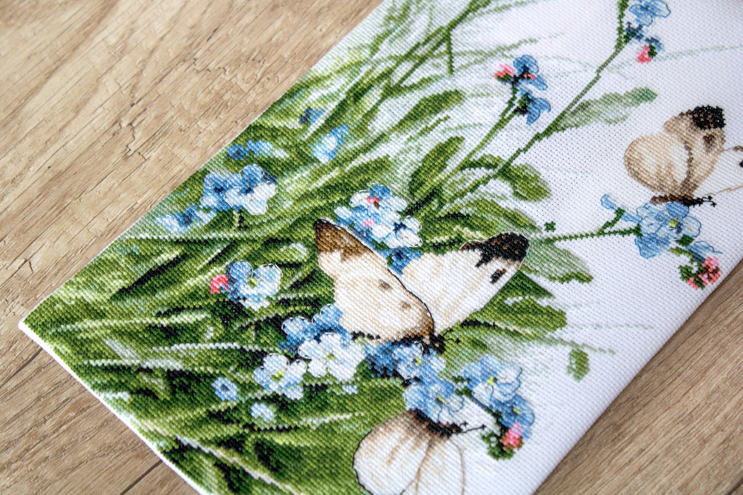 LETI 939 Butterflies and bluebird flowers - Kit de Punto de Cruz LETISTITCH