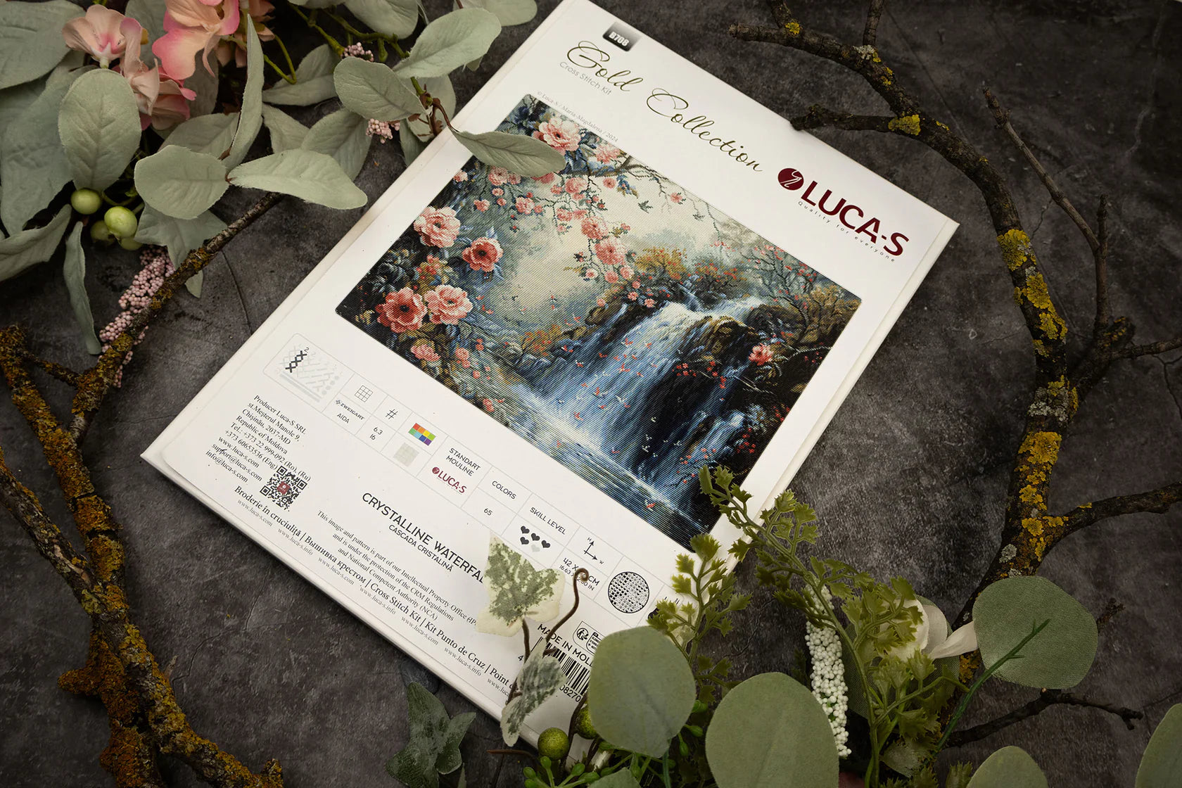 Presentación del kit de punto de cruz Luca-S Crystalline Waterfall B708 con materiales incluidos