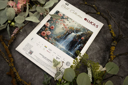 Presentación del kit de punto de cruz Luca-S Crystalline Waterfall B708 con materiales incluidos
